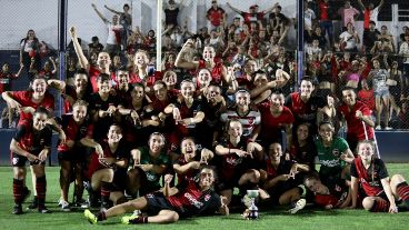 El festejo tras el triunfo que las llevó a Primera División: las jugadoras emularon la letra "A" de ascenso con sus manos.