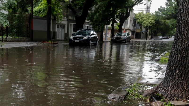 Calles transformadas en lagunas este domingo en Rosario, una postal que se repite este lunes.