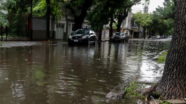 Calles transformadas en lagunas este domingo en Rosario, una postal que se repite este lunes.