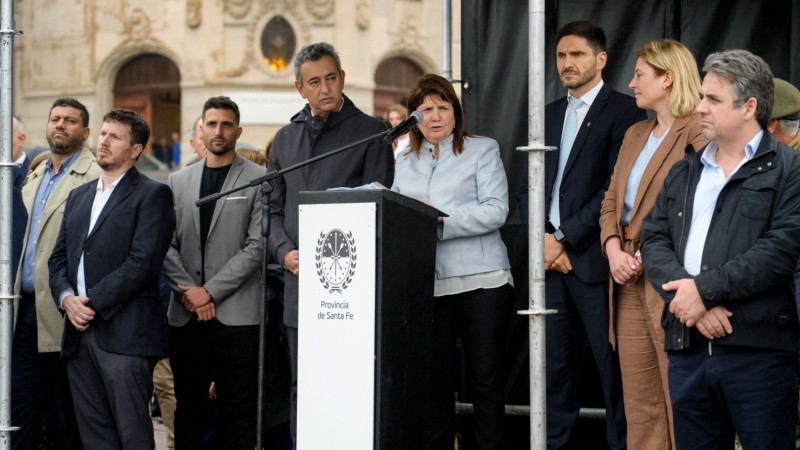 Bullrich en el Monumento este lunes, anunciando el 