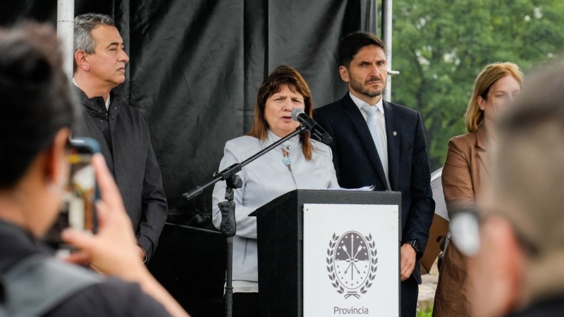 Bullrich en el Monumento este lunes, anunciando el 