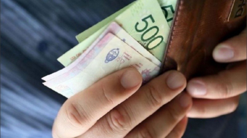 El sueldo anual complementario es abonado en dos cuotas (dos medios sueldos): el 30 de junio y el 18 de diciembre de cada año.