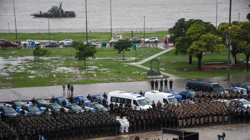 Impresionante despliegue de fuerzas federales en el Monumento para la presencia de la ministra Bullrich este lunes