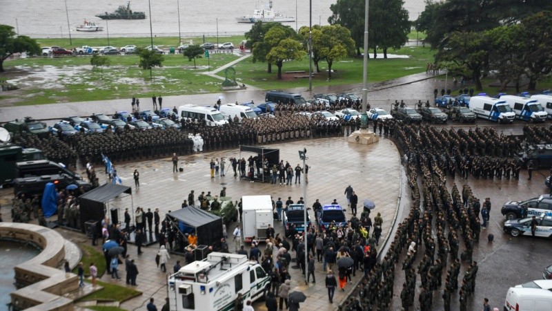 Impresionante despliegue de fuerzas federales en el Monumento para la presencia de la ministra Bullrich este lunes