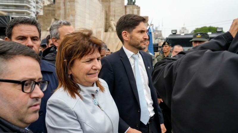 Impresionante despliegue de fuerzas federales en el Monumento para la presencia de la ministra Bullrich este lunes