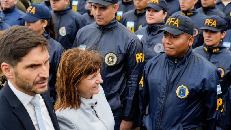 Bullrich junto a Pullaro en el Monumento, cuando anunciaron el Plan Bandera.
