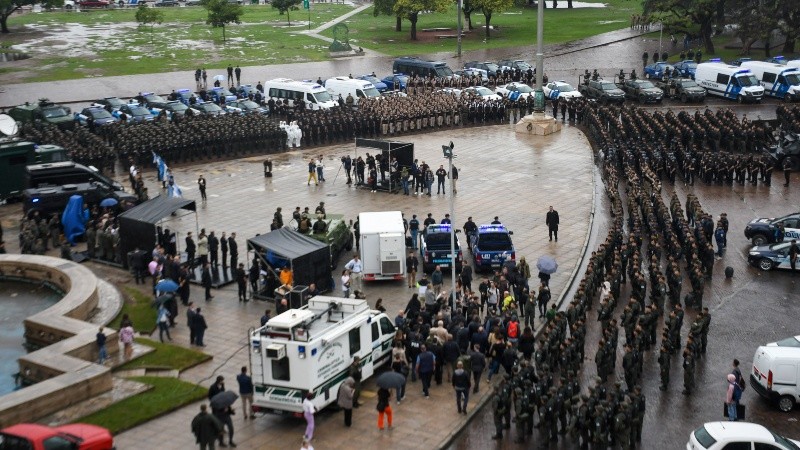 Impresionante despliegue de fuerzas federales en el Monumento para la presencia de la ministra Bullrich este lunes