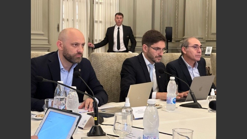 El ministro Gustavo Puccini, el goberndor Maximiliano Pullaro y el presidente de la Bolsa, Miguel Simioni.