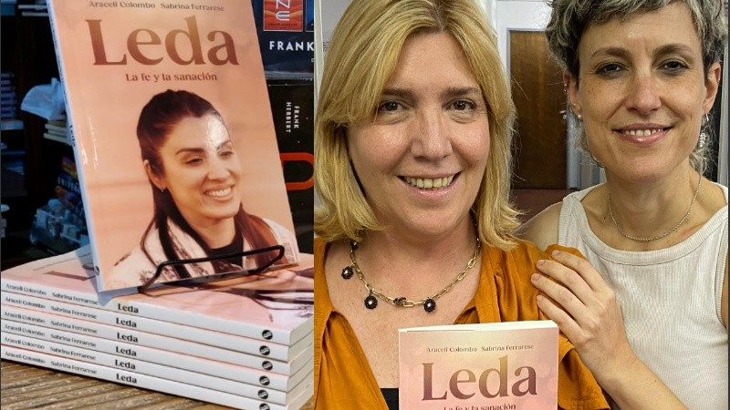 Las periodistas con el libro sobre la obra de Leda.