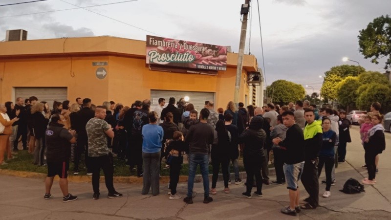 Los vecinos de Villa Gobernadoor Gálvez reclamaron frente al comercio.