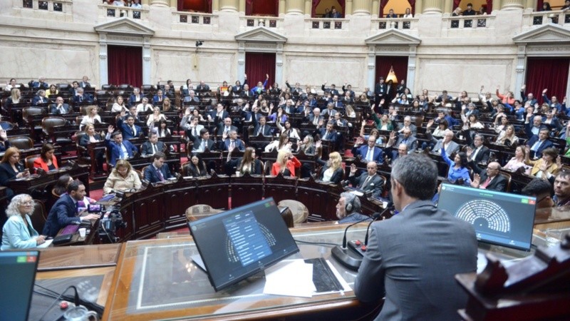 Muchos legisladores opinaron sobre el DNU en redes sociales.