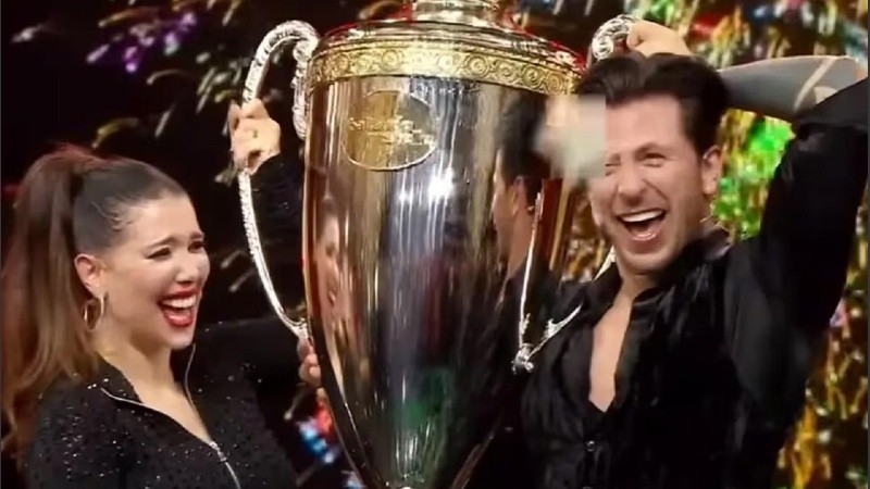Wanda Nara junto al bailarín Pasquale La Rocca, los campeones del certamen televisivo.