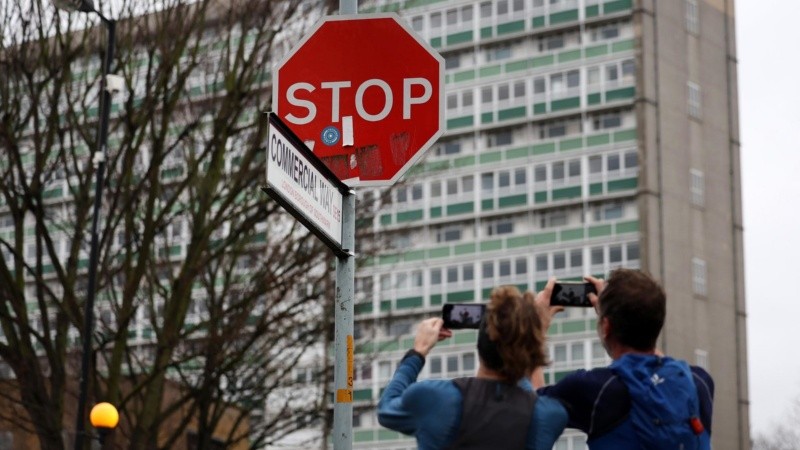 Sobre la señal de Stop estaban los aviones robados de Banksy.