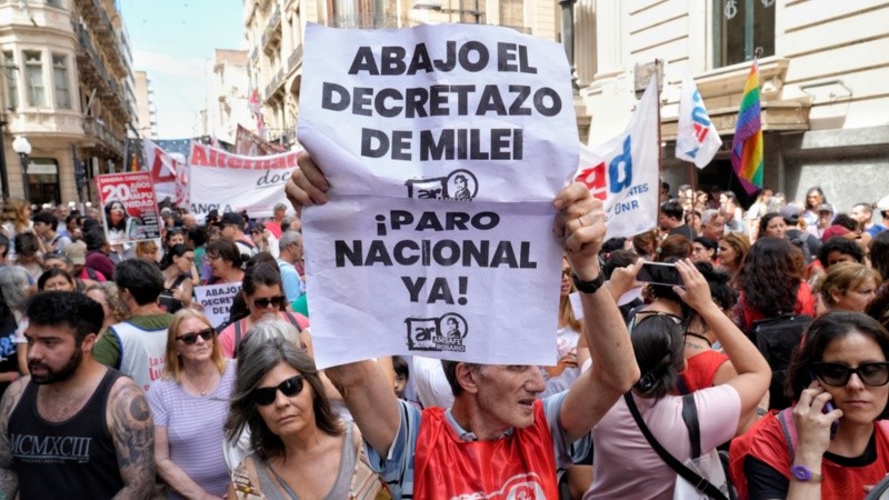 Movilización en Rosario contra las políticas anunciadas de Milei.