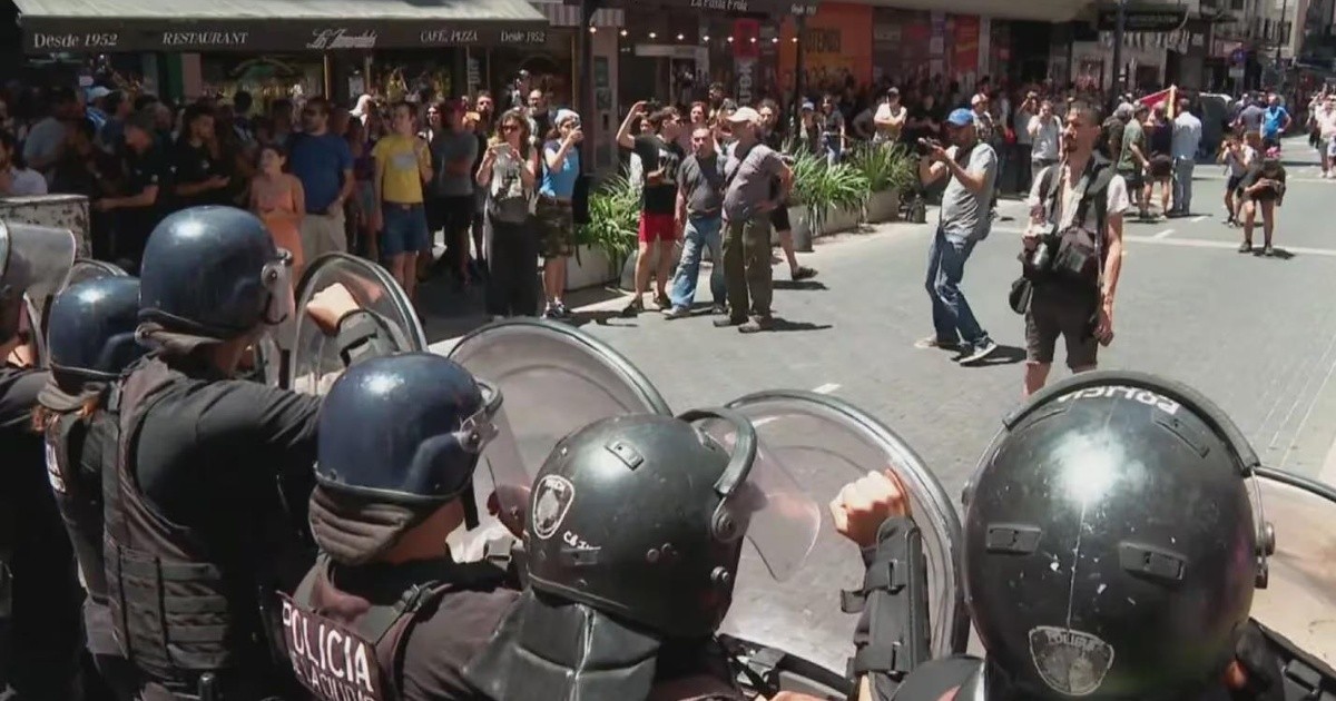 Masiva marcha de la CGT contra el DNU en Buenos Aires: la Policía ...