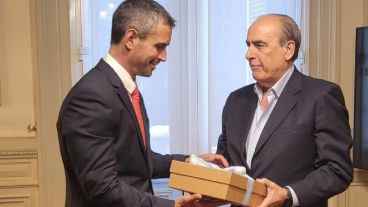 El ministro del Interior, Guillermo Francos (derecha), se lo entró al presidente de la Cámara de Diputados, Martín Menem (izquierda).
