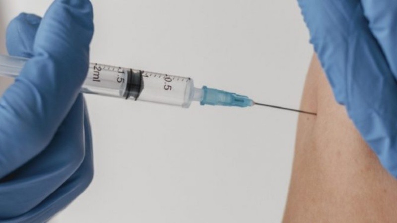 La vacuna se coloca en dos dosis con tres meses de diferencia entre ambas colocaciones.