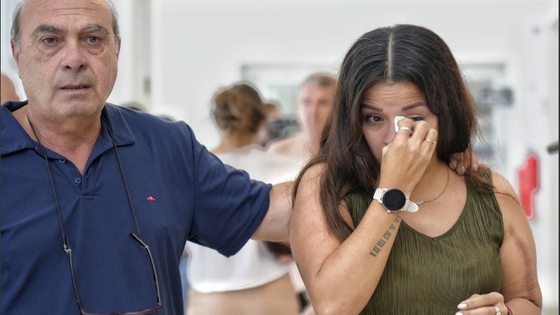 Cintia emocionada tras escuchar la condena a los autores de la picada en la que murieron su esposo e hijo.