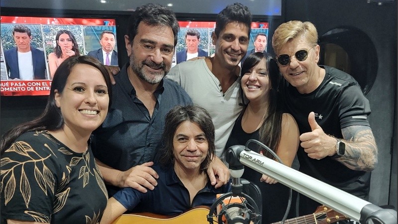 El equipo de Radiópolis junto al Pájaro Gomez.