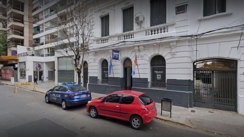 El frente de la comisaría violentada.