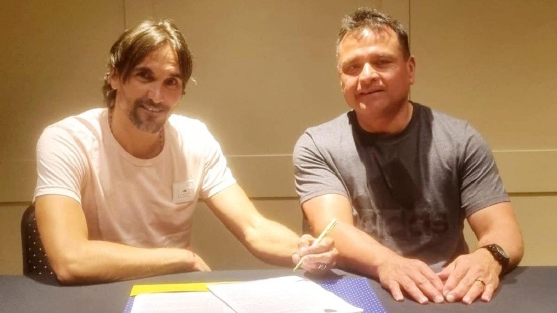 Martínez junto a Marcelo Delgado, miembro del Consejo de Fútbol Profesional.