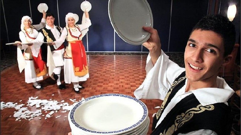 Los dinamarqueses rompen la cantidad mayor posible de platos para obtener un próspero año.