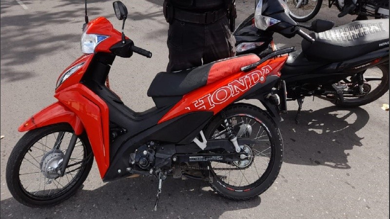 Las dos motocicletas alcanzadas por la policía, secuestradas en la causa.