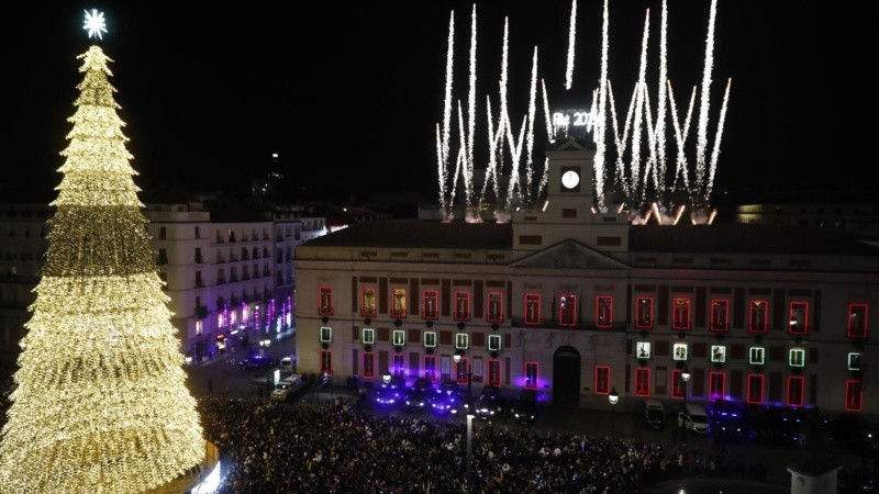 Miles de personas se reunieron en la Puerta del Sol para recibir con las campanadas el año 2024, en Madrid.