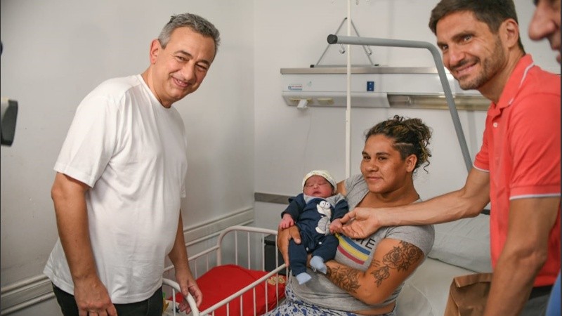 Pablo Javkin y Maximiliano Pullaro junto a Brisa y al recién nacido Teo.