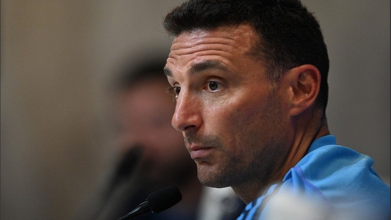 Lionel Scaloni recibió el 2024 rodeado de sus familiares en su Pujato natal y no dudó en sumarse a la celebración callejera que es costumbre en la localidad santafesina.