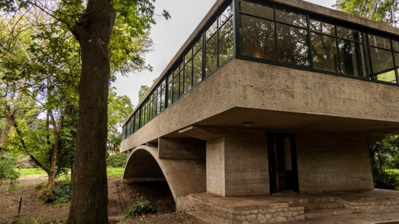 La Casa sobre el Arroyo y su parque se ubican en Quintana 3.998, Mar del Plata.