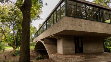 La Casa sobre el Arroyo y su parque se ubican en Quintana 3.998, Mar del Plata.