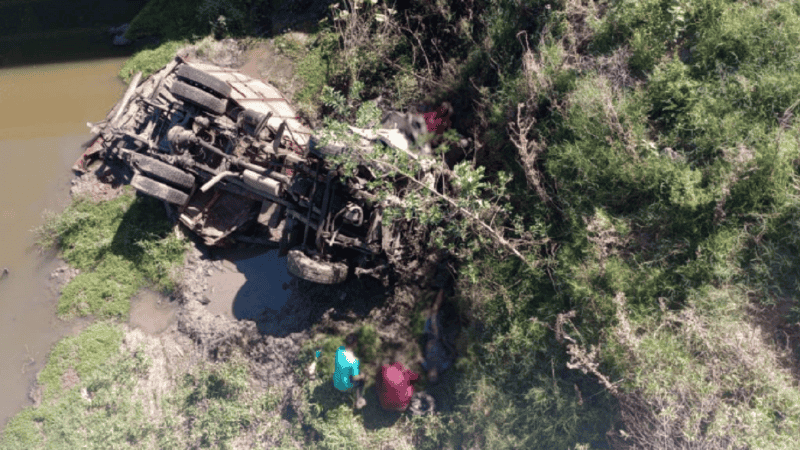 El camión desbarrancó en el puente y cayó al Arroyo del Medio.