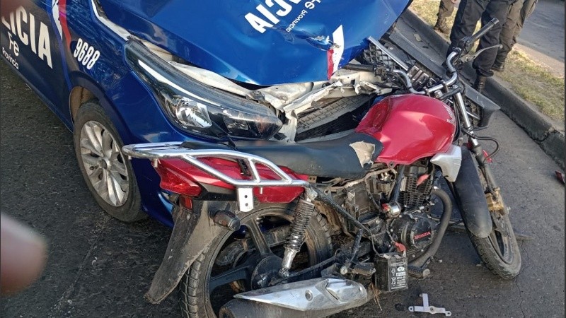 Así quedó el patrullero embestido por la moto al buscar frenarla de frente en el cruce de Uriburu con Francia.