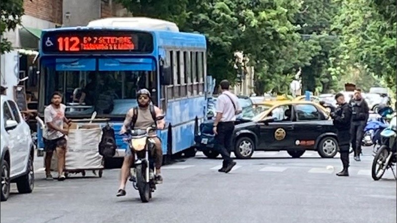 El taxista no llevaba pasajeros, pero sí había gente en el 112.