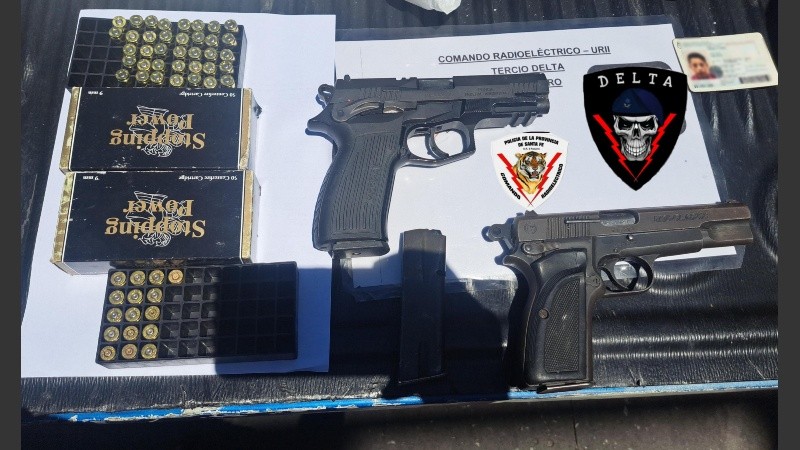 Una de las pistolas exhibe la inscripción de la PFA.