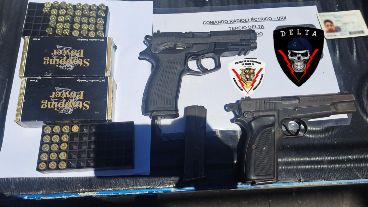 Una de las pistolas exhibe la inscripción de la PFA.