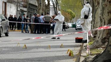 Policías de investigaciones tras el homicidio de su colega Carmona.