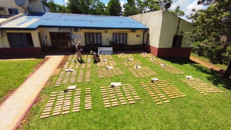 Los agentes federales en pleno relevamiento del cargamento secuestrado.