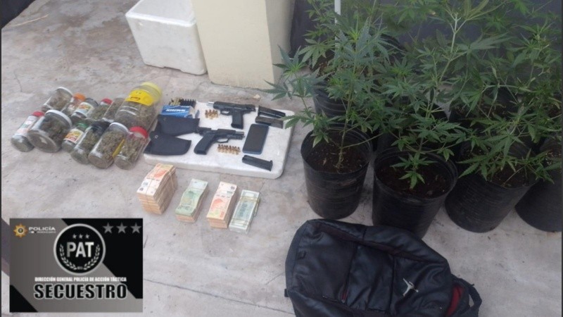 Parte de lo secuestrado en uno de los domicilios.