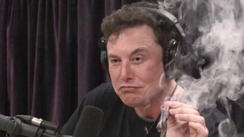Elon Musk fumó marihuana durante una entrevista con Joe Rogan en 2018.