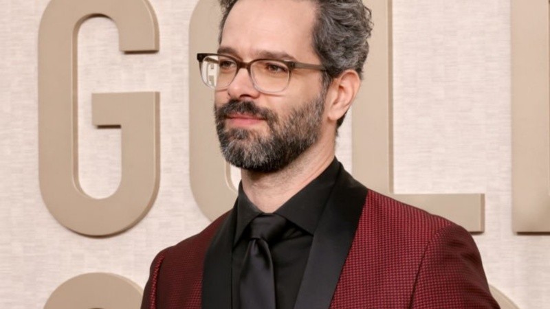 El actor Neil Druckmann llevó este color en su traje para la entrega de los Golden Globes 2024.