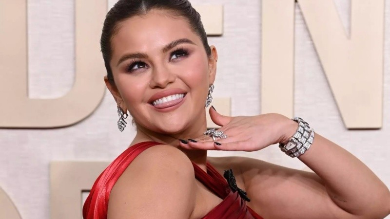 Selena Gómez lució recientemente estas uñas para combinar con su vestido en una gala de premiación.