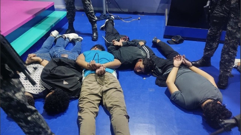 La Policía detuvo a trece asaltantes que se encontraban tomando el canal de Guayaquil.