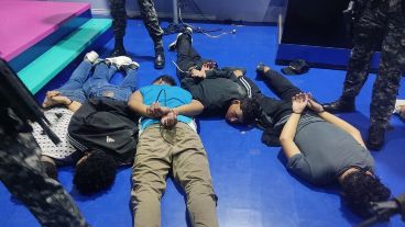 La Policía detuvo a trece asaltantes que se encontraban tomando el canal de Guayaquil.