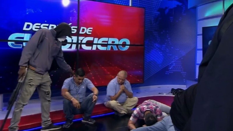 El momento en que redujeron a los periodistas que trabajaban en ese momento en el canal de Guayaquil.