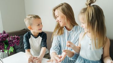 Comprender las propias emociones colaborará con un mejor entendimiento y ayuda ante las emociones de los más pequeños, según especialistas.