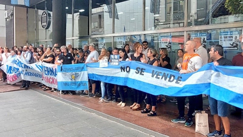 La manifestación frente al Banco Nación de Rosario.