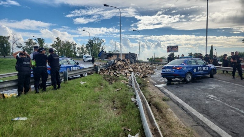 El vuelco del camión con cajas de aceite en Circunvalación.