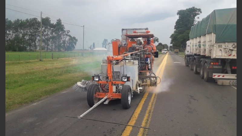 Hay reducción de un carril con paso alternado de a una mano por vez en Pujato.